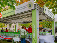 Für die richtige Richtung und Orientierung über den gesamten Uniplatz sorgten auch viele LED-Panels mit verschiedenen Hinweisen. Mehrere Hinweise auf einem Banner zeigen den richtigen Eingang. (Bild öffnet vergrößert)
