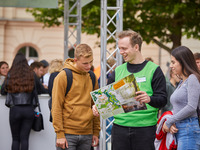 Ein Studienbotschafter weist interessierten Schüler:innen den Weg. (Bild öffnet vergrößert)