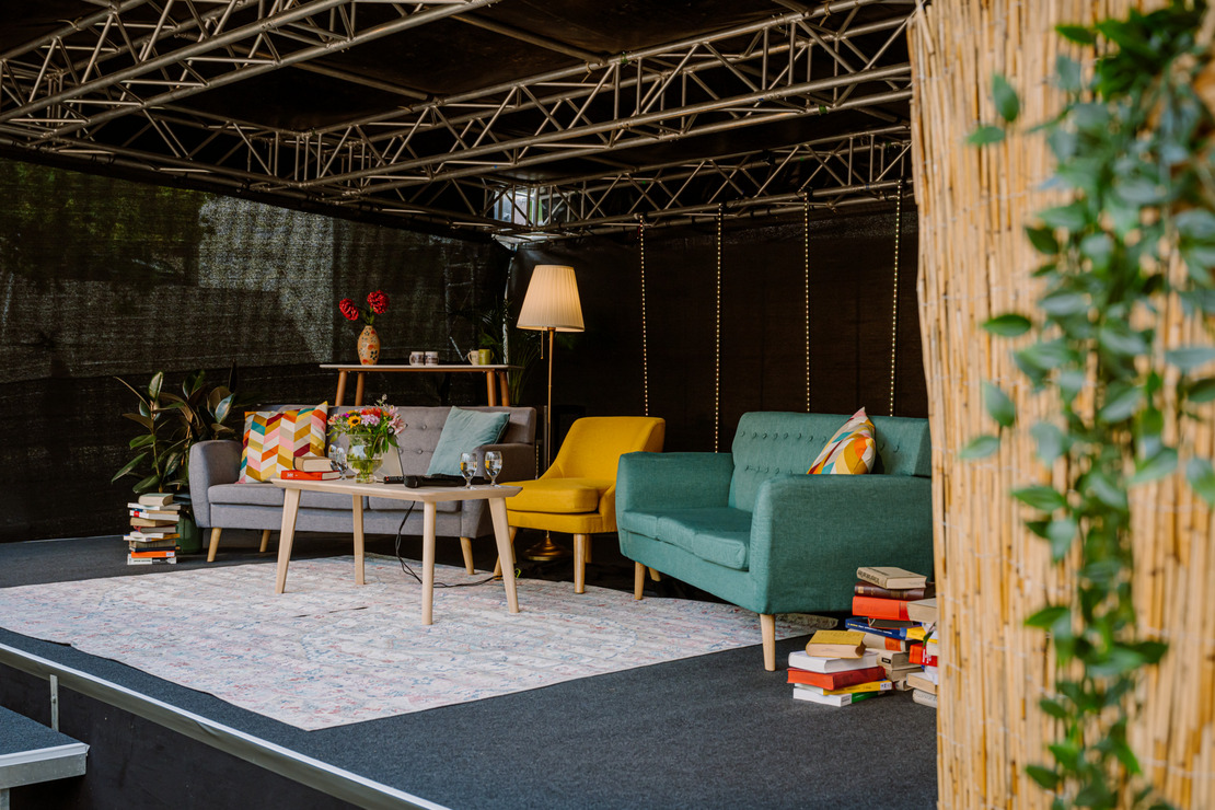 Unsere Bühne im neuen Wohnzimmerlook Bühne im Wohnzimmerlook mit Couch, Sessel, Tisch und Dekration