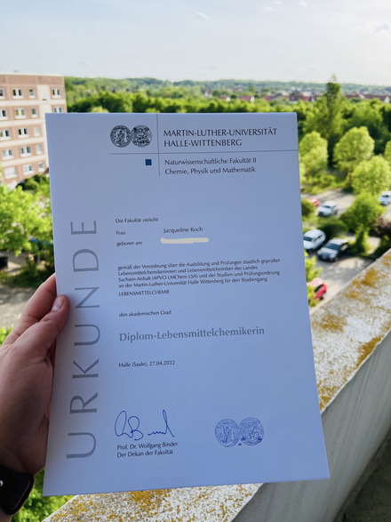 Foto: Meine Urkunde über die Verleihung des akademischen Grades Diplom-Lebensmittelchemikerin. 