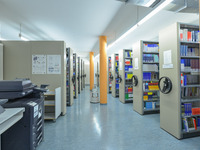 Blick auf mehrere Rollregale im wirtschaftswissenschaftlichen Bereich. (Bild öffnet vergrößert)