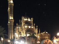 Auf dem Bild bin ich vor der Moschee in Sharm El Sheikh zu sehen