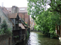 Zu sehen ist der Blick über den Kanal und die historischen Häuser.
