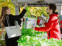 Die Welcome Bags waren auch in diesem Jahr sehr beliebt – hier werden sie gerade verteilt. Ein Mitarbeiter übergibt an eine Studentin eine Willkommenstasche. (Bild öffnet vergrößert)