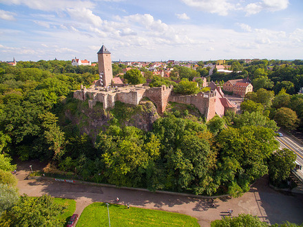 Zu sehen ist die Burg Giebichenstein bei sonnigem Wetter von oben.