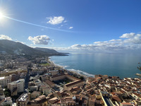 Foto: Der Blick von halber Höhe des Berges auf die Tyrrhenische Küste und einige typisch italienische Häuser.