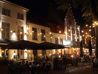 Zu sehen sind die Restaurants von Brügge im Glanz der Nacht.