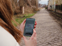 Foto: Zu sehen ist eine Person, die ein Smartphone in ihren Händen hält, auf der die Actionbound App läuft.