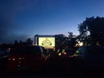 Zu sehen ist das Autokino an der Schokoladenfabrik in Halle