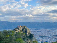 Foto: Die schöne Aussicht auf die Stadt und andere Berge vom Monte Peregrino.