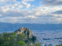 Foto: Die schöne Aussicht auf die Stadt und andere Berge vom Monte Peregrino. (Bild öffnet vergrößert)