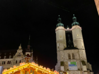 Foto: Halles Weihnachtsmarkt auf dem Marktplatz und im Hintergrund ist die schöne Marktkirche "Unser lieben Frauen".