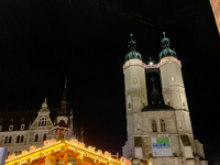 Foto: Halles Weihnachtsmarkt auf dem Marktplatz und im Hintergrund ist die schöne Marktkirche "Unser lieben Frauen". (Bild öffnet vergrößert)