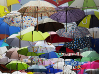 Zu sehen sind Regenschirme. (Bild öffnet vergrößert)