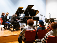 Klavierkonzert mit zwei Pianistinnen im Institut für Musik (Bild öffnet vergrößert)