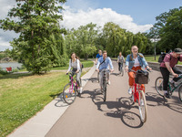 Studierende radeln mit ihren Fahrrädern den Saaleradweg entlang und haben sehr viel Spaß dabei.  (Bild öffnet vergrößert)