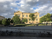 Zu sehen ist die frontale Außenansicht des Robertinums am Uniplatz in Halle.