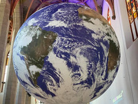 Erde in der Ulrichskirche (Bild öffnet vergrößert)
