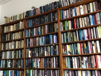 Zu sehen ist die kleine Bibliothek. Man findet dort alle Titel von Verlagsgründung bis heute. (Bild öffnet vergrößert)