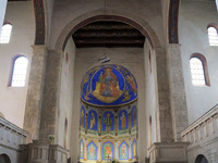Zu sehen ist der Blick in den Ostchor der Stiftskirche. (Bild öffnet vergrößert)