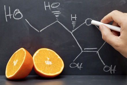 Foto: In Orangen ist unter anderem Vitamin C enthalten. Die Strukturformel ist hier zu sehen. 