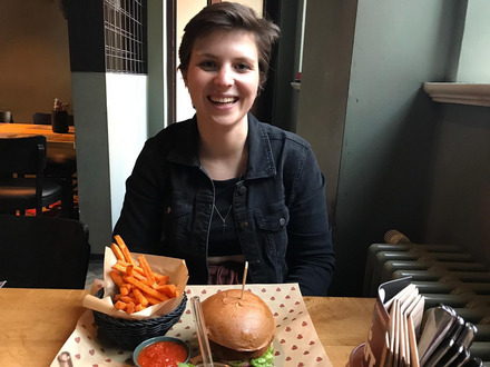 Zu sehen ist Studienbotschafterin Eve Tessenow bei einem Ausflug ins Burger-Restarant