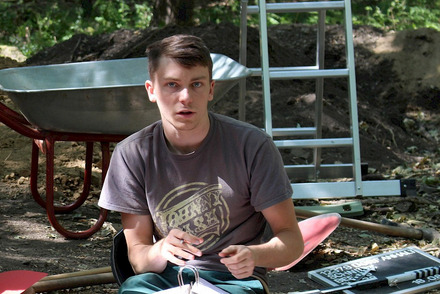 Foto: Campus Halensis / Felix Rösch Foto: Zu sehen ist Hannes Buchmann bei einer Grabung. Er stellt seine Forschung auf dem ArchaeoSlam vor.
