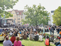 Viele Erstis auf dem Universitätsplatz