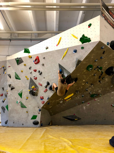 Foto: Beim Boulder benötigt man sowohl Kraft als auch Ausdauer. Außerdem ist auch der Kopf gefragt, wenn es um Winkelkräfte und Rafinesse geht.