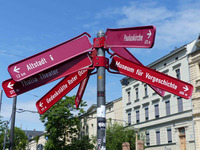 Straßenschild mit Halles Attraktionen