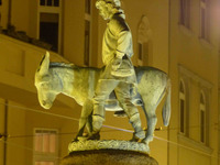 Eselsbrunnen am Alten Markt bei Nacht