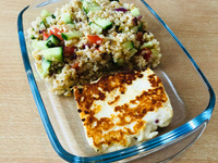 Foto: Bulgursalat mit Halloumi-Käse: Bulger quellen lassen und mit Gemüse (z.B. Gurke, Tomate, Paprika) vermengen. Den Halloimi-Käse anbraten und dazu essen. Eignet sich super als warmes Mittagessen, vielleicht habt ihr ja eine Mikrowelle im Institut. :)  (Bild öffnet vergrößert)