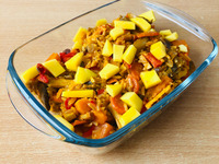 Foto: Curry-Traum: Eigentlich wollte ich ein Kokos-Paprika-Curry machen, doch bei mir ist es dann ein Reste-Curry geworden. Ich hab einfach alles reingeschmissen, was ich noch zu Hause hatte. Paprika, Mohrrüben, Pilze, Süßkartoffel - ich denke man kann da alles kombinieren. Am Ende hab ich noch ein paar Mangowürfel rübergegeben. Leckerschmecker!  (Bild öffnet vergrößert)