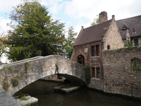 Zu sehen ist der Blick auf die Bonifazius-Brücke in Brügge.