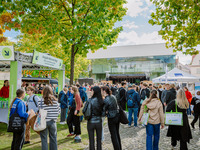 Auf dem Uniplatz war eine ganz Menge los. Der Universitätsplatz ist gut besucht. Viele Menschen kommen ins Gespräch. (Bild öffnet vergrößert)