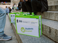 Insgesamt 4500 gut gefüllte Welcome Bags wurden an unsere Erstsemester verteilt. Auf einer Treppenstufe stehen mehrere Taschen mit dem Aufdruck Students Welcome. (Bild öffnet vergrößert)