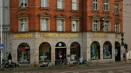 Foto: Deutschlandradio / Sven Kochale Zu sehen ist die Mohren-Apotheke in Halle (Saale). Auch sie soll sich umbenennen.