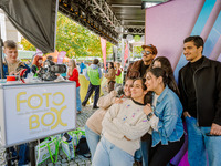 Die beiden Fotostationen an unserer Willkommensstation waren sehr beliebt! Mehrere Studierende stehen vor einer Wand und lassen sich fotografieren. (Bild öffnet vergrößert)