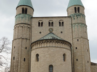 Zu sehen ist der Westbau der Stiftskirche.