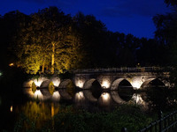 Zu sehen ist die sogenannte "Liebes-Brücke" bei Nacht.