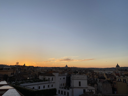 Foto: Die unglaubliche Aussicht auf die ewige Stadt von der Bar auf dem Dach, zu der wir gingen. Cocktails kosten 15 Euro, aber bei dieser Aussicht hat es sich gelohnt!