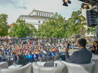 Im Gespräch vor einem vollen Universitätsplatz: Rektorin Prof. Dr. Claudia Becker 