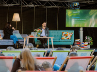 Moderatorin und Alumna Ulrike Baier begrüßt Rektorin Prof. Dr. Claudia Becker im neuen Format "10 Fragen an ..." auf der Wohnzimmerbühne. Auf einer Bühne stehen zwei Couchen, davor ein Tisch. Auf jeder Couch sitzt eine Person. Sie unterhalten sich. (Bild öffnet vergrößert)