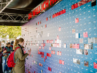 „Da will ich hin“ – vielen Dank, dass ihr eure Wünsche für Studium und Leben in der Saalestadt mit uns geteilt habt. Studierende pinnen kleine Wunschzettel eine eine große Aktionswand. Einige Wunschzettel hängen bereits. (Bild öffnet vergrößert)