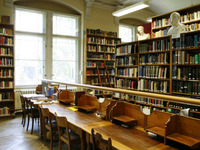 Zu sehen ist der historische Lesesaal des Robertinums.