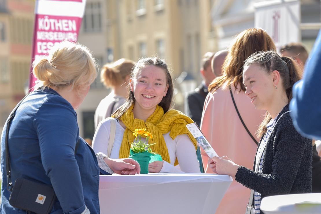Die Allgemeine Studienberatung beantwortet alle Fragen rund ums Studium an der Uni Halle. Drei Personen stehen an einem Tisch und sprechen miteinander.