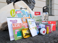 Allerhand Merchandise-Artikel auf einem Haufen (Bild öffnet vergrößert)