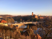 Zu sehen ist die Saale und die Burg Giebichenstein  (Bild öffnet vergrößert)