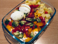 Foto: Hüttenkäsesalat mit Kartoffeln: Hüttenkäse und Kartoffeln nebeneinander legen und mit Avocado, Paprika, einem Ei und Gewürzen toppen. Echt klasse!  (Bild öffnet vergrößert)