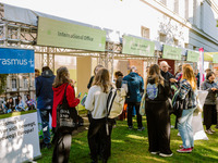 Viele Unternehmen der Region und Bereiche der Universität stellten sich auf dem Uniplatz den Studierenden vor. Mehrere Menschen stehen vor Infoständen und führen Gespräche. (Bild öffnet vergrößert)